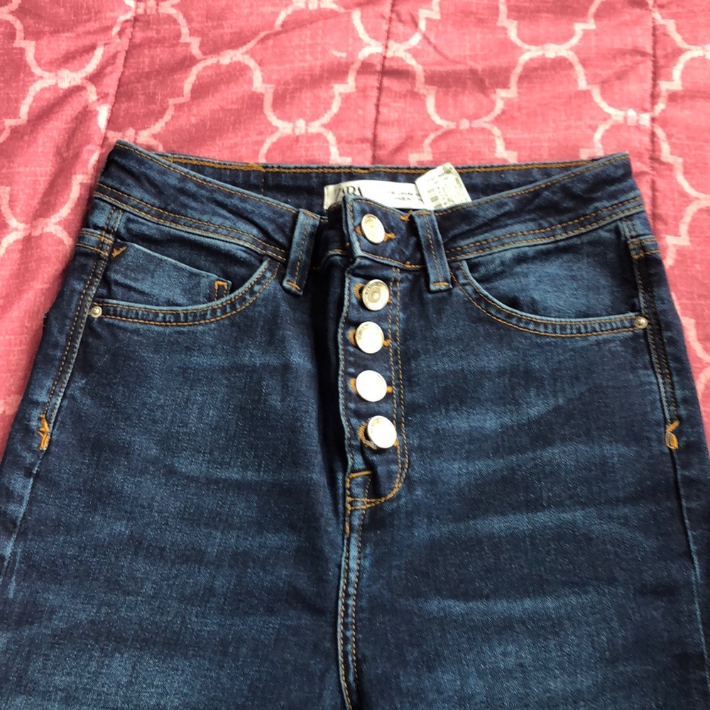 Buttons.skinny jeans